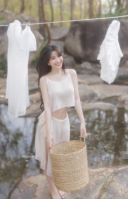 军人野外边走边吃她花蒂